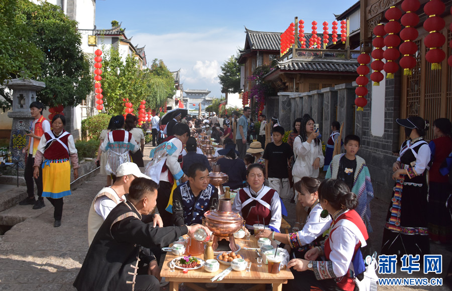 感受燃情节日氛围 丽江古城纳西火把节系列文化活动很火