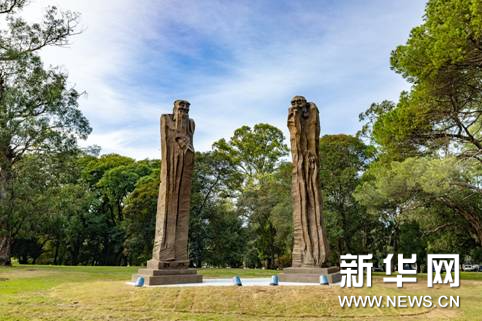 草地上的建筑中度可信度描述已自动生成