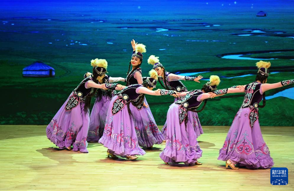 中国新疆歌舞团为土耳其带来视听盛宴 - 新华网客户端