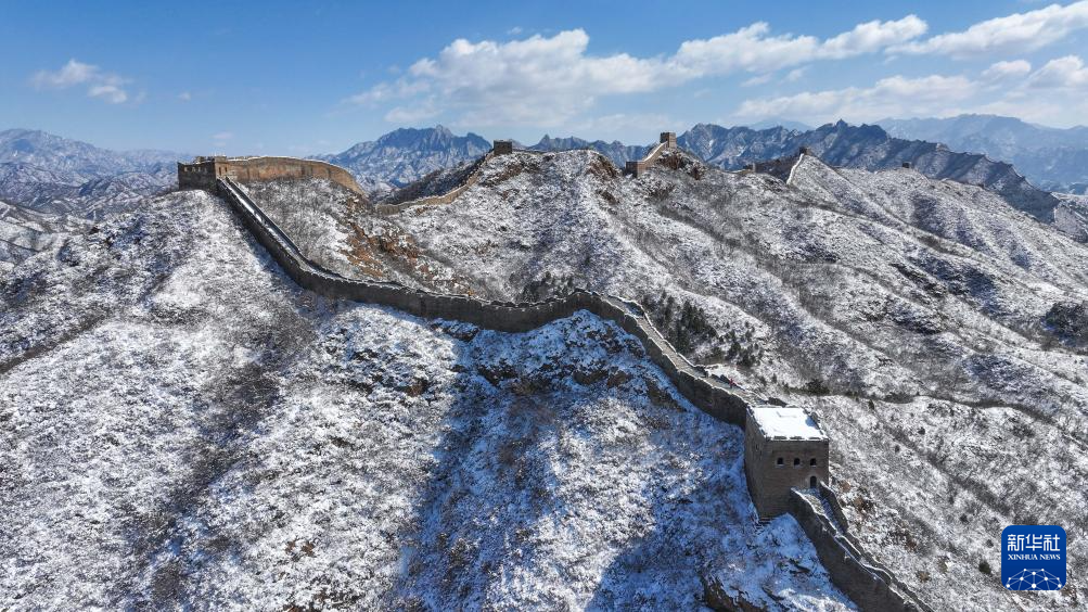 新华社记者 陈晔华 摄3月16日拍摄的雪后金山岭长城(无人机全景照片).