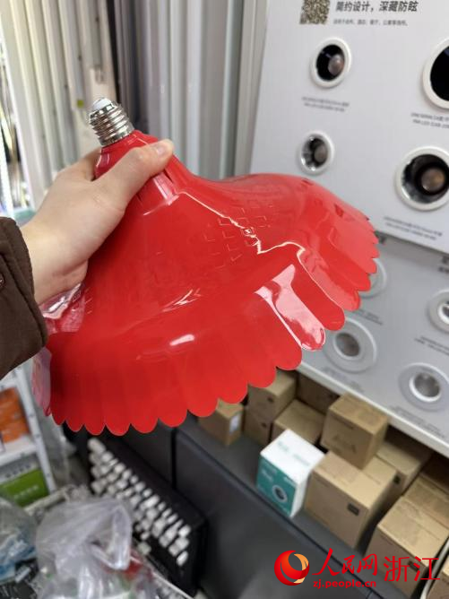 11月25日，杭州建华市场四区一照明店铺内销售红罩生鲜灯。人民网记者 叶宾得摄