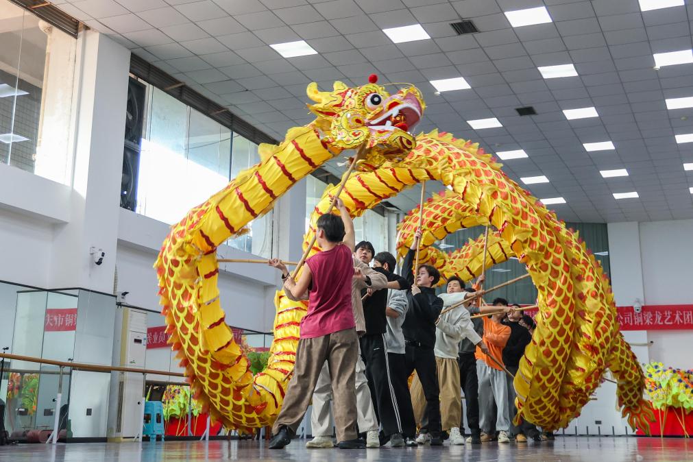 青春在龙舞中绽放 - 新华网客户端