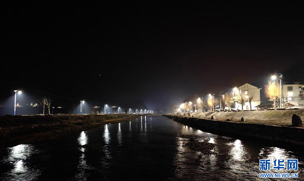 湖北房县驻村工作队助力路灯点亮美丽山村