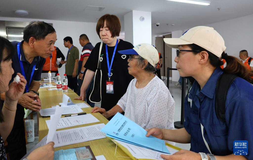 组图：老邻居相聚新房子 谈家桥小区迎居民回搬 - 新华网客户端