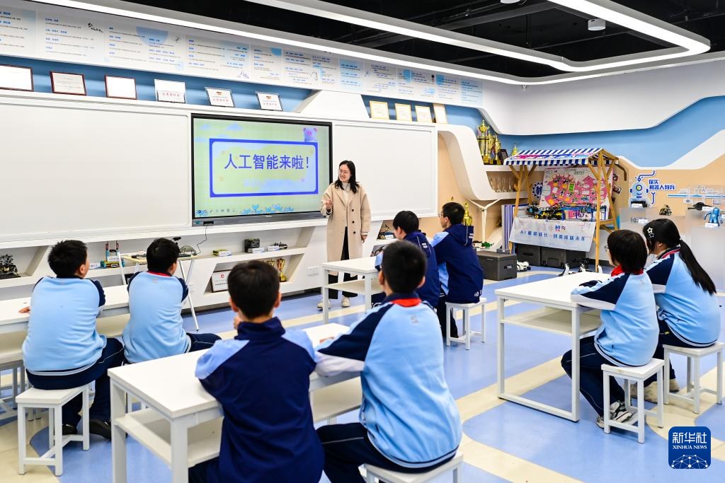 四中全会精神在基层丨人工智能课“落地”杭州中小学,课堂有何新风景? - 新华网客户端