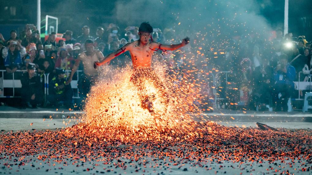 云南盈江傈僳族群众下火海绝技令人叫绝