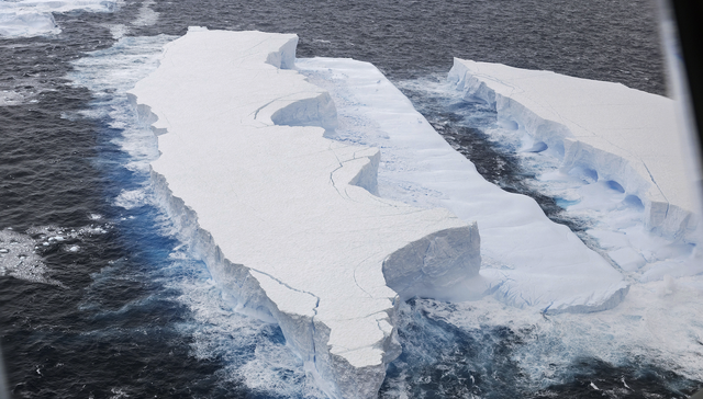 当地时间2025年3月13日,世界最大冰山A23a在南乔治亚岛附近的浅水区崩解,该岛栖息着数百万只企鹅和海豹。图片来源:CFP