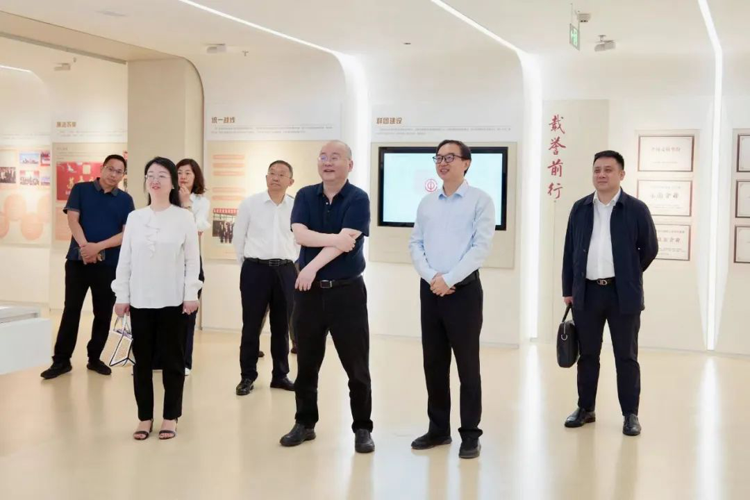 苏豪控股集团与新华社江苏分社签署战略合作协议 - 新华网客户端