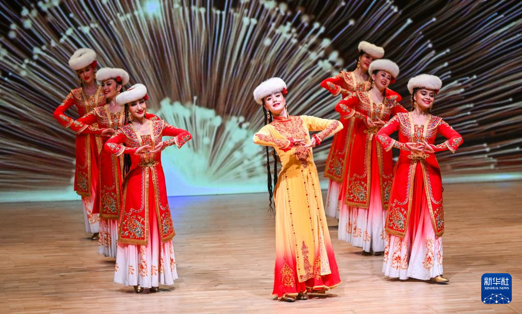 中国新疆歌舞团为土耳其带来视听盛宴 - 新华网客户端