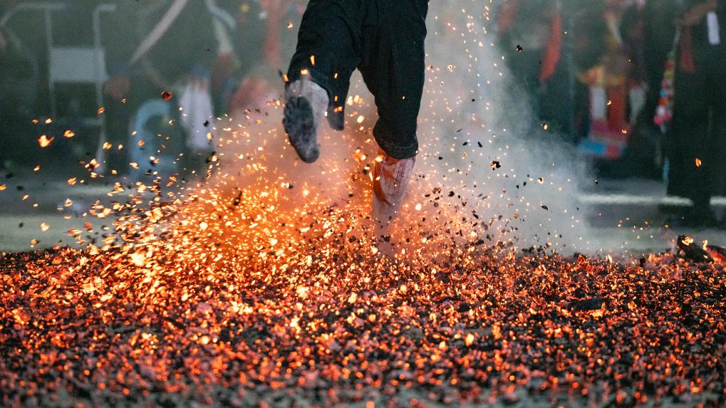 云南盈江傈僳族群众下火海绝技令人叫绝