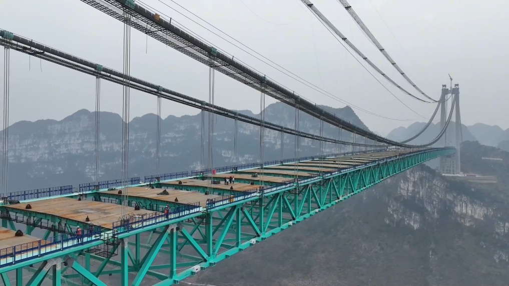 天堑架飞虹 在建世界第一高桥成功合龙 - 新华网客户端