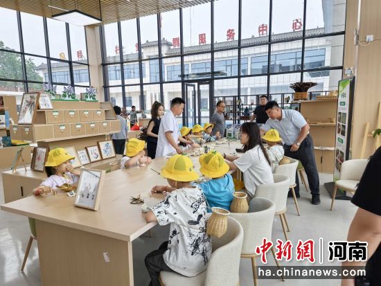 5月31日，嵩县城关镇在叶岭村农事服务中心举行非遗香包研学体验活动 王琼雅摄.jpg
