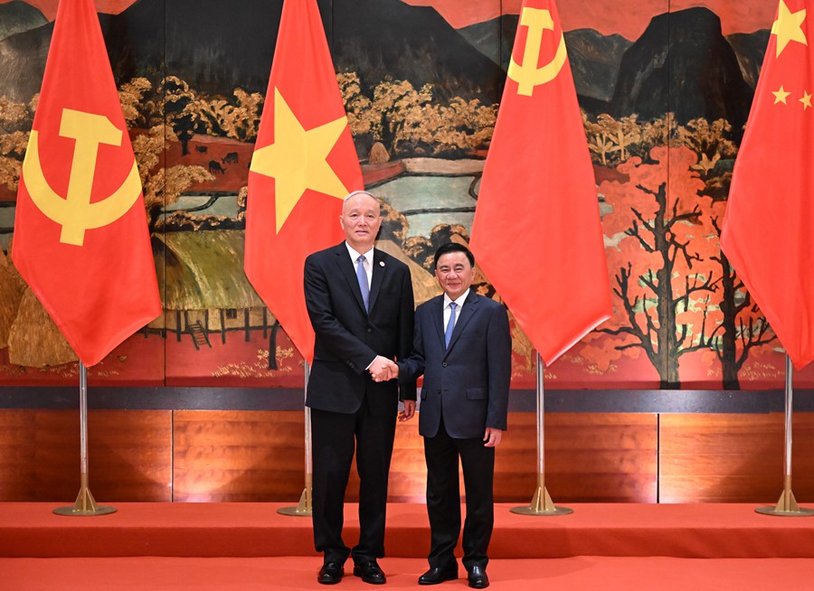 蔡奇同越共中央政治局委员、中央书记处常务书记陈锦绣举行会谈 - 新华网客户端