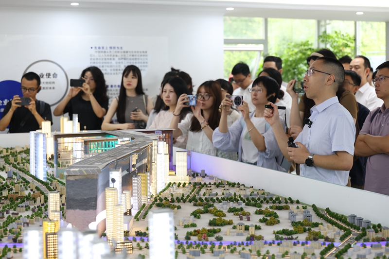 蓉城国企开放日：探访成都地铁最深在建车站安全施工“组合拳” - 新华网客户端