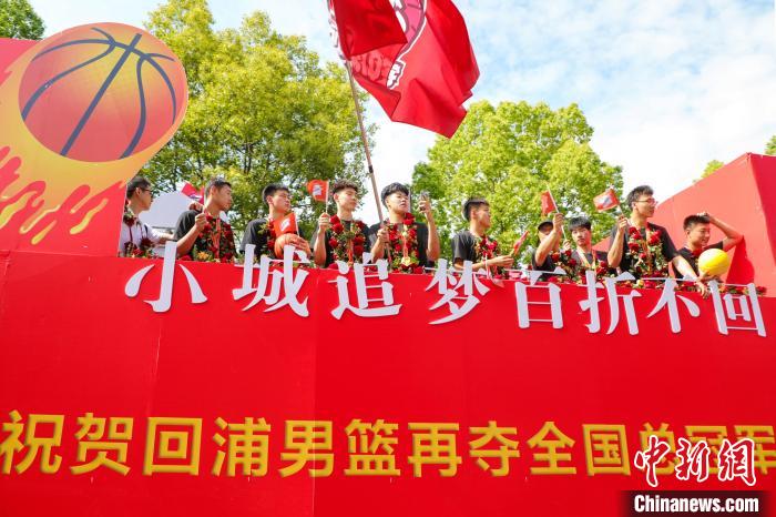 花车巡游。 王翔 摄 花车巡游。 王翔 摄