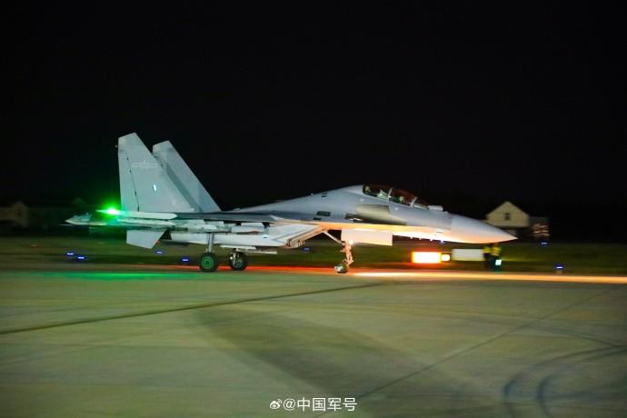 暗夜出击!多图直击东部战区夜间飞行训练 - 新华网客户端