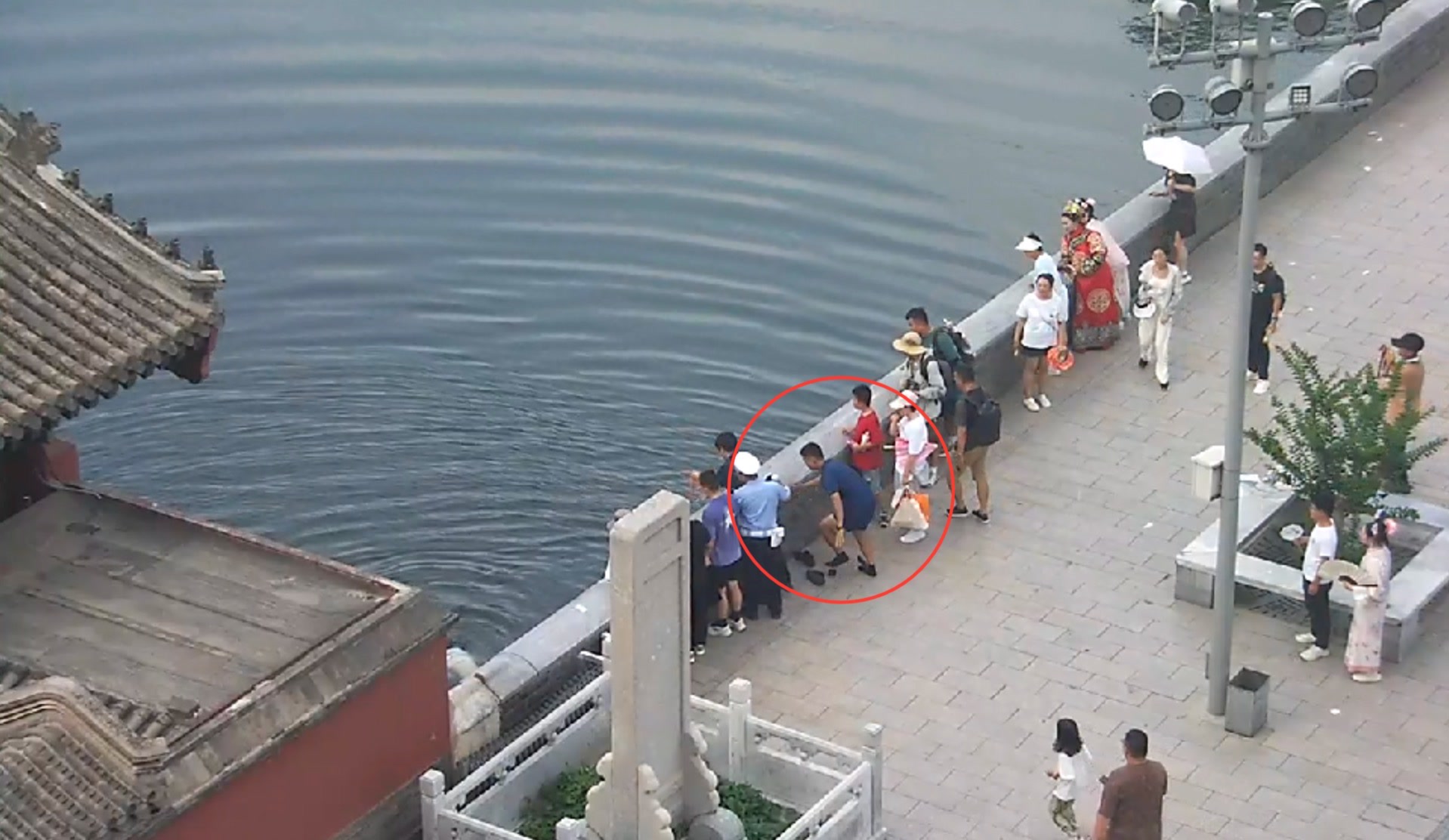 “手机扔得一点都不含糊”,故宫消防员勇救落水游客 - 新华网客户端