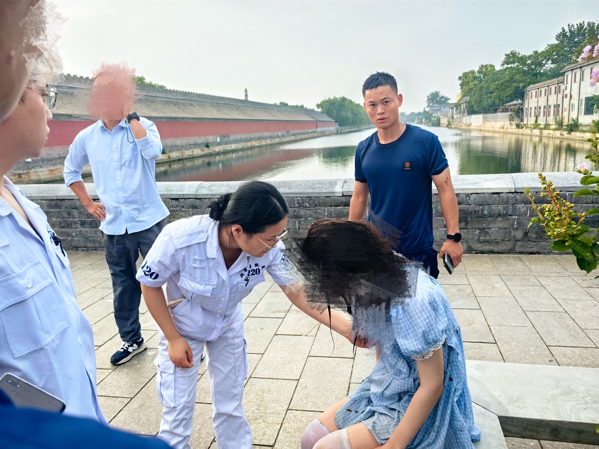 “手机扔得一点都不含糊”,故宫消防员勇救落水游客 - 新华网客户端