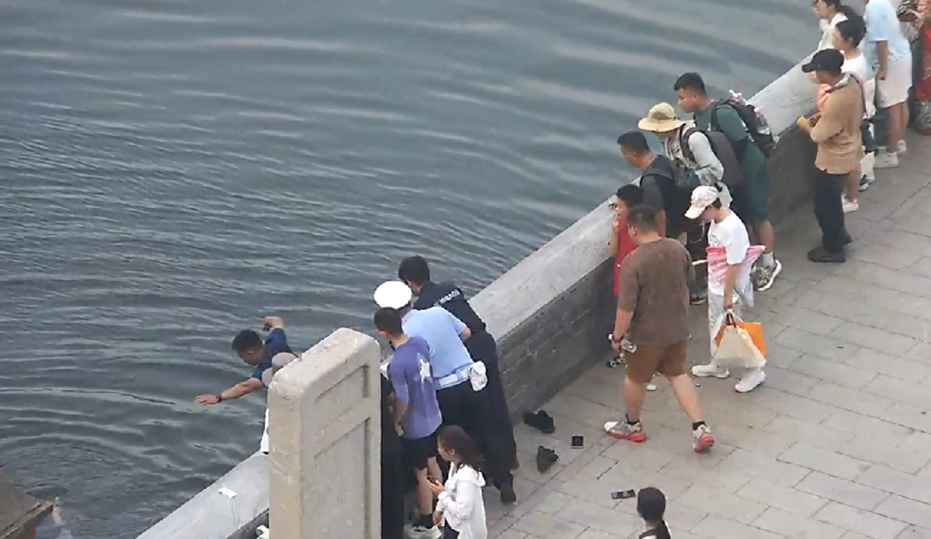 “手机扔得一点都不含糊”,故宫消防员勇救落水游客 - 新华网客户端