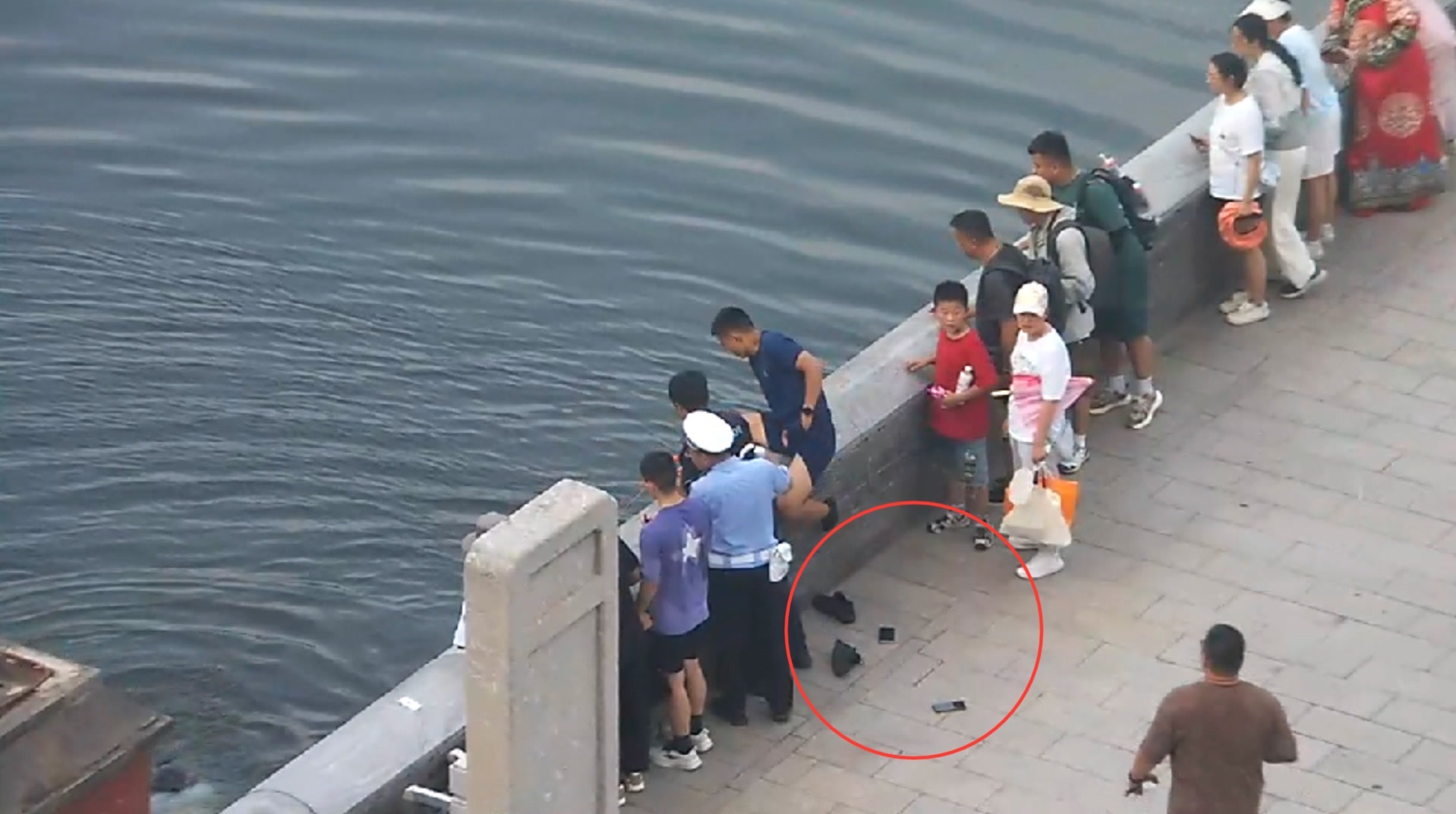 “手机扔得一点都不含糊”,故宫消防员勇救落水游客 - 新华网客户端