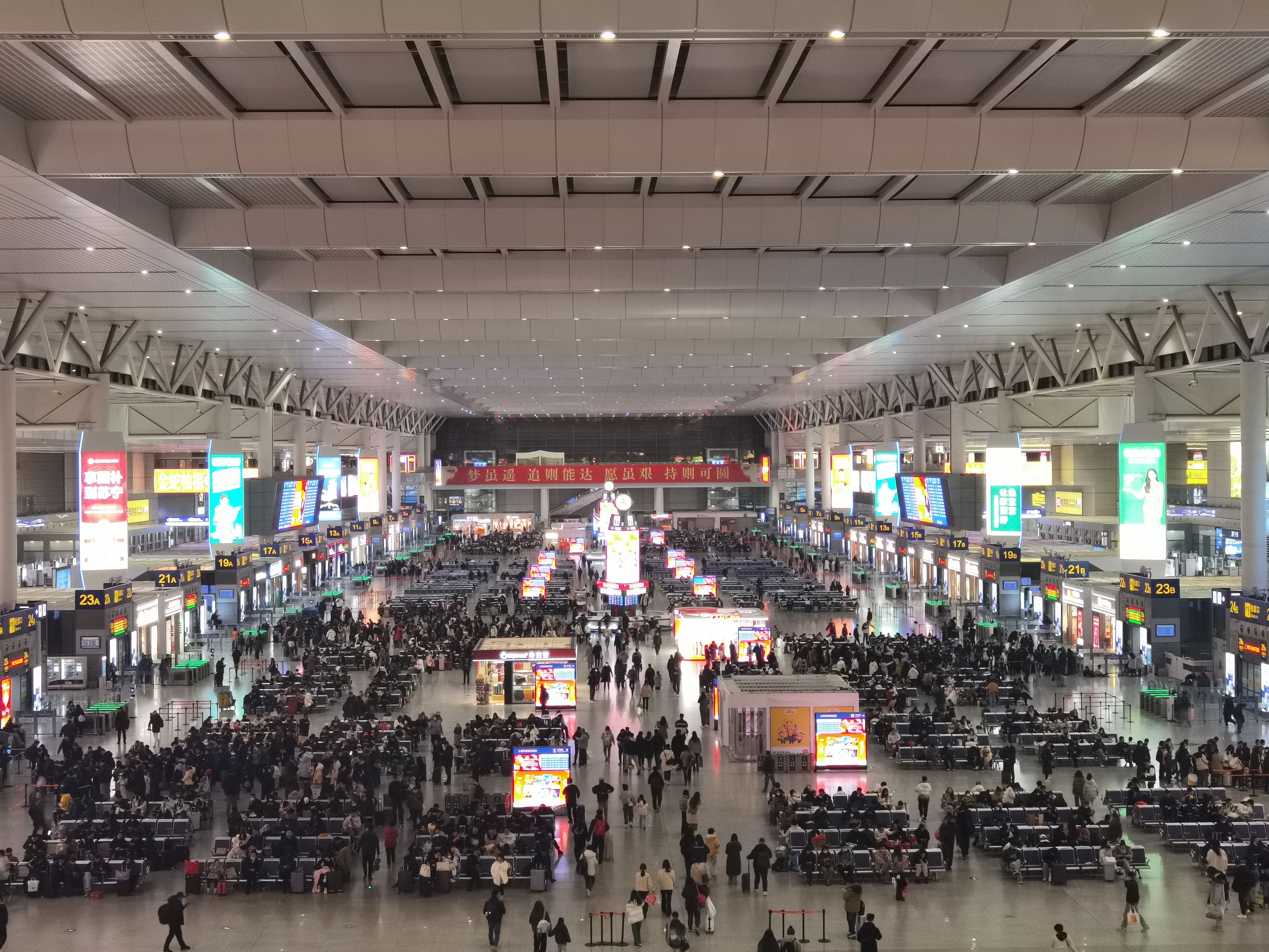 1月20日晚铁路上海站四大站通宵运营 - 新华网客户端