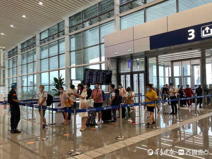 此外,位于青岛胶东国际机场航站楼东侧的君廷酒店,室内通道步行往返