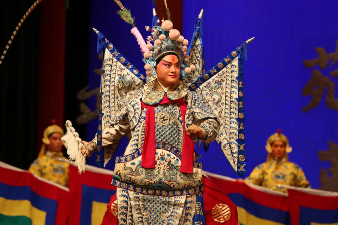 赵林辉(右)饰演癞子扬剧《林冲夜奔》 游佳琦饰演林冲绍剧《闹天宫》