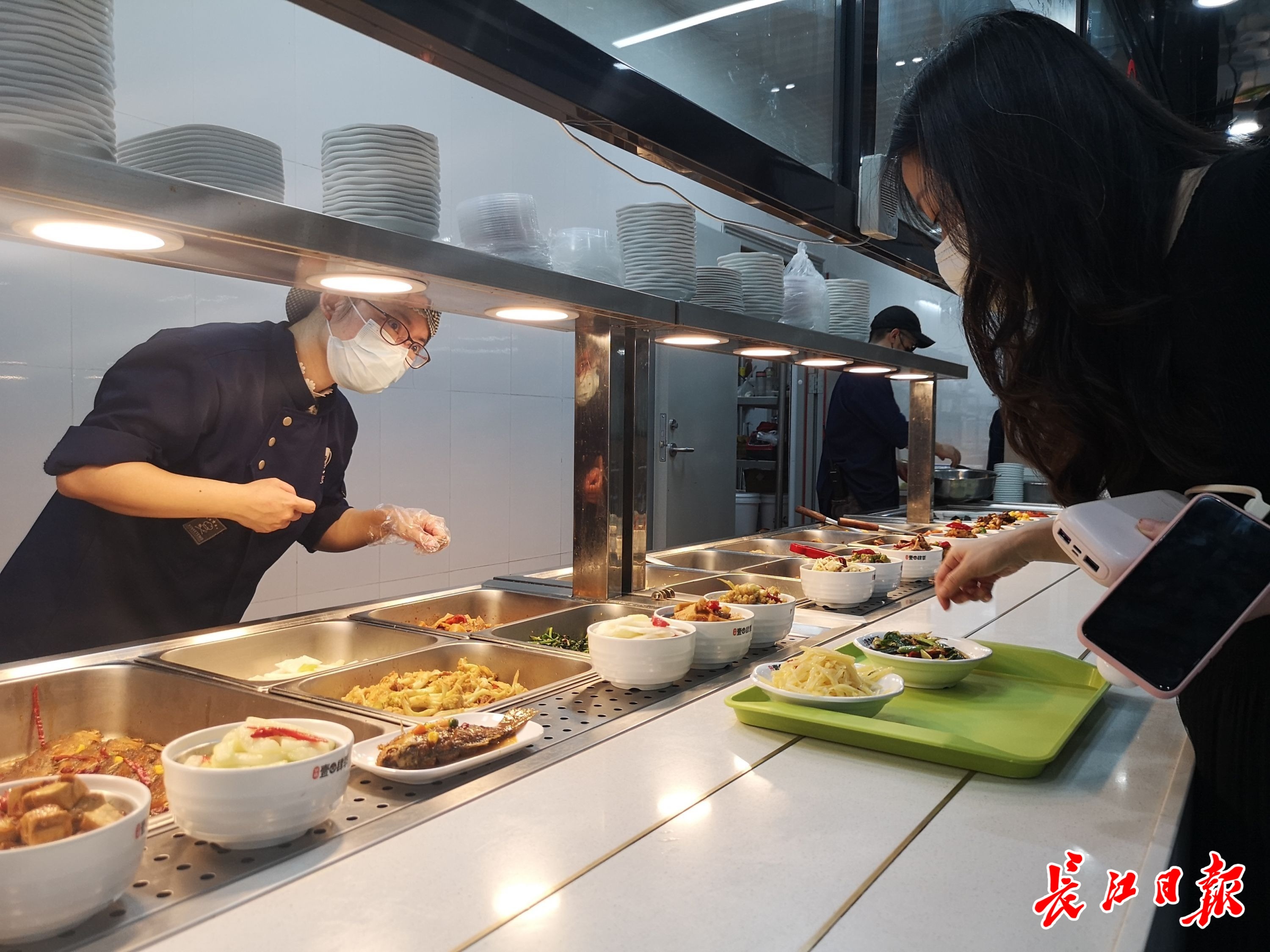 写字楼开起白领食堂价格亲民菜品丰富