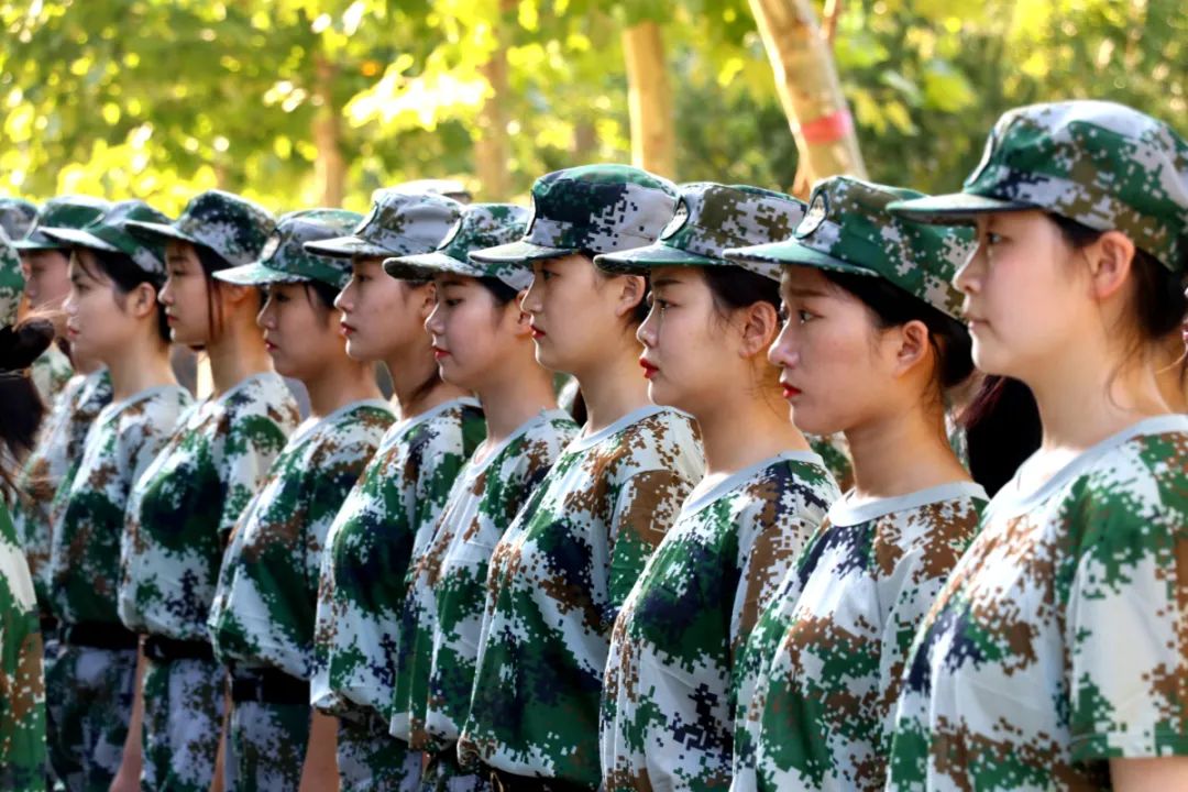 期待已久的军训就这样开始了来到了山青 穿上军训服满怀激动和憧憬