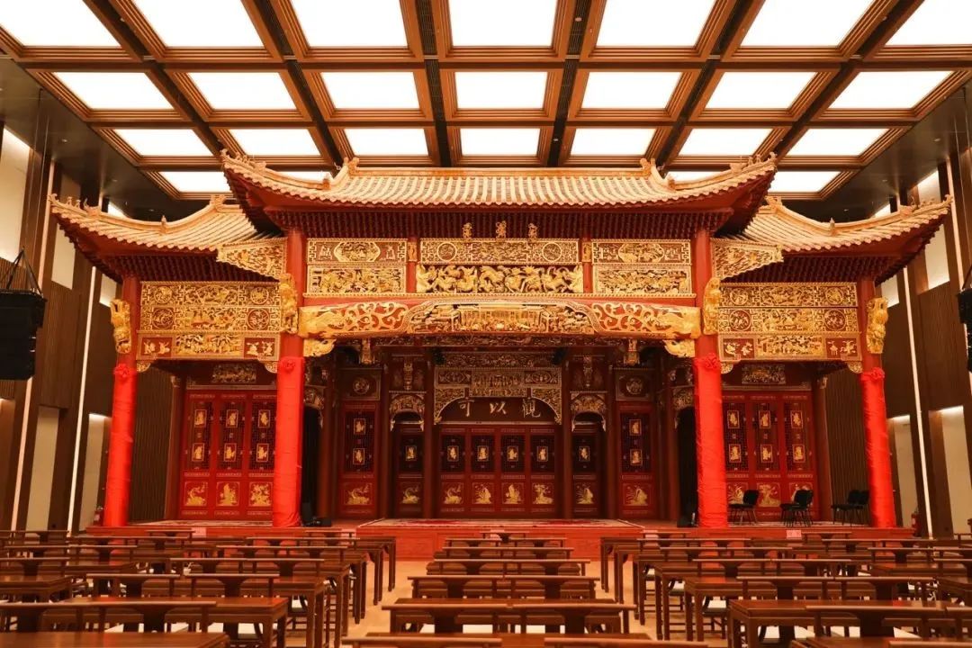 该区域建有一座传统戏台,开馆当天,北方昆曲剧院的演出团队在这里表演