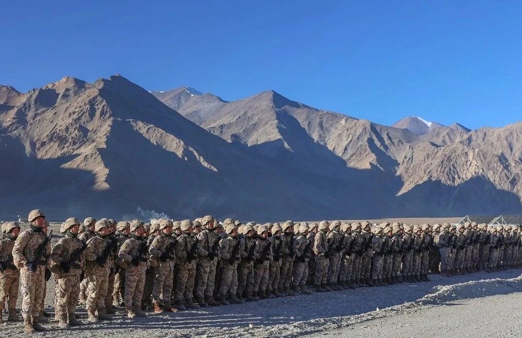 生命禁区，负重行军练硬功！ - 新华网客户端