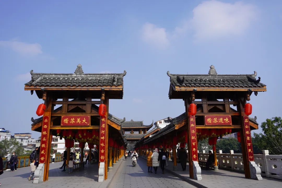 走进苏稽,首先看到的是廊桥.