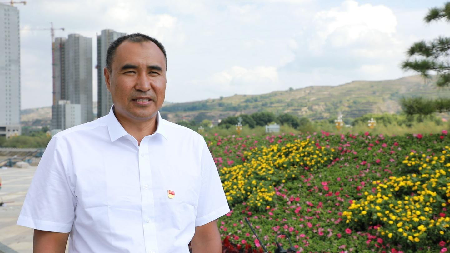 广河县园林局局长马进祥告诉记者:"我们园林绿化部门从8月15日开始着