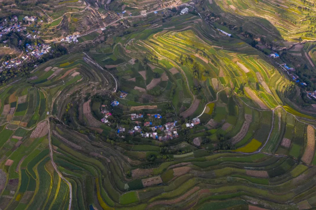 地名,族名为一体命名的县城,地处青藏高原边缘,位于陇南山区的西北部