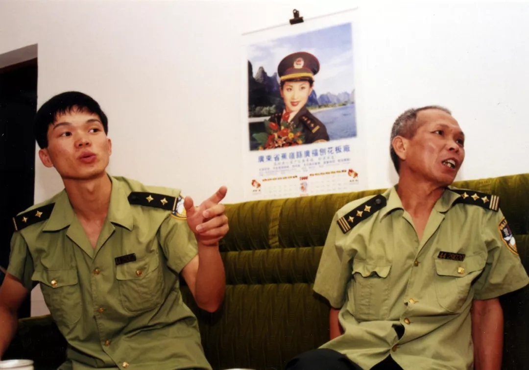 为广东省蕉岭监狱(广东省惠州监狱的前身)的警察带领服刑人员户外劳动