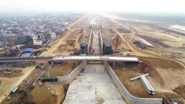 近日,记者了解到,沈丘航运枢纽船闸,节制闸与管理区用房工程均已基本