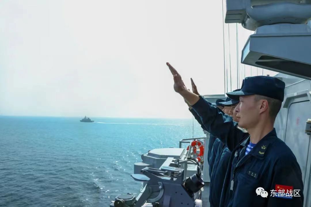 东部战区海军,舟山市舰艇共建城市领导以及数百名任务部队官兵和家属