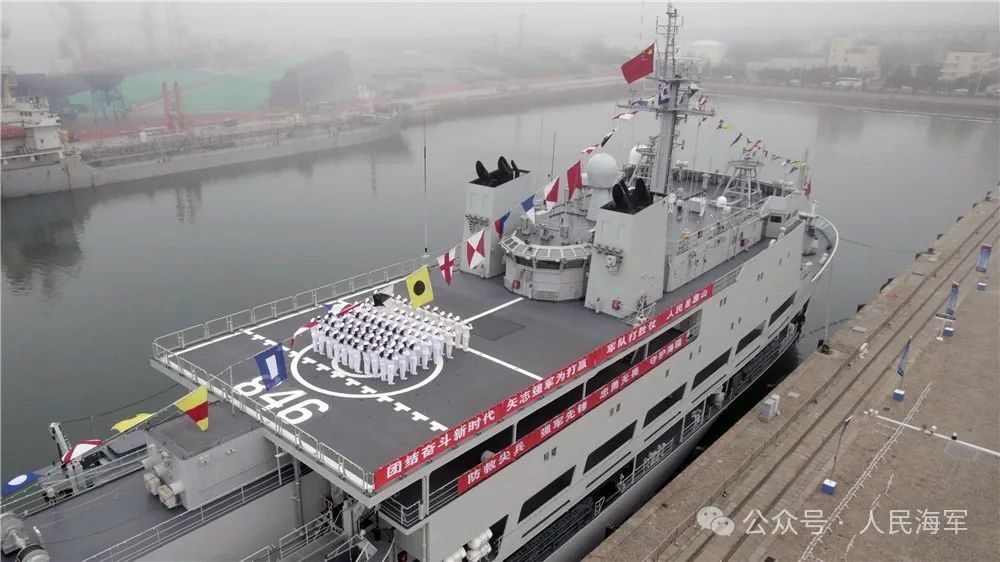 海军部队隆重举行升国旗仪式,为人民海军庆生