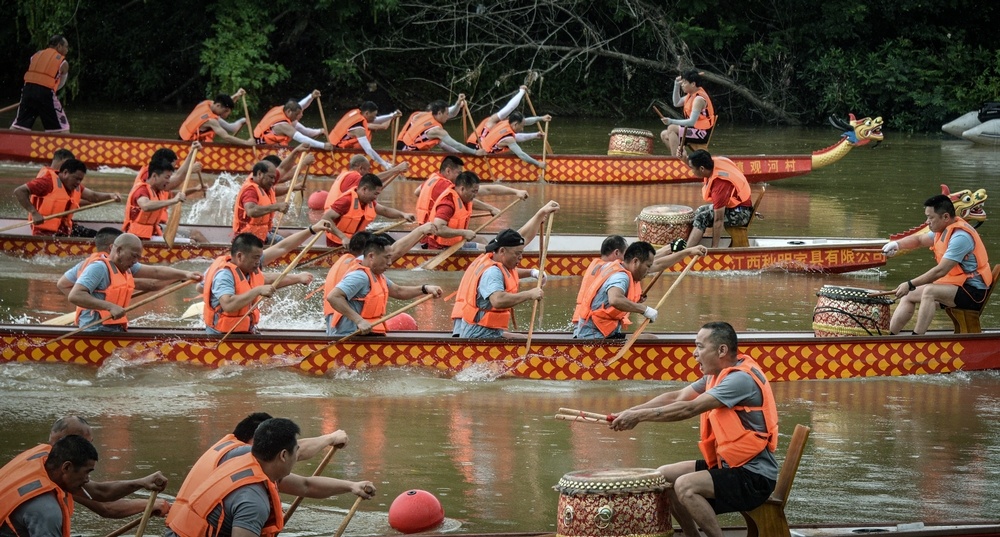 航拍龙舟赛事激流勇进的热闹场景.