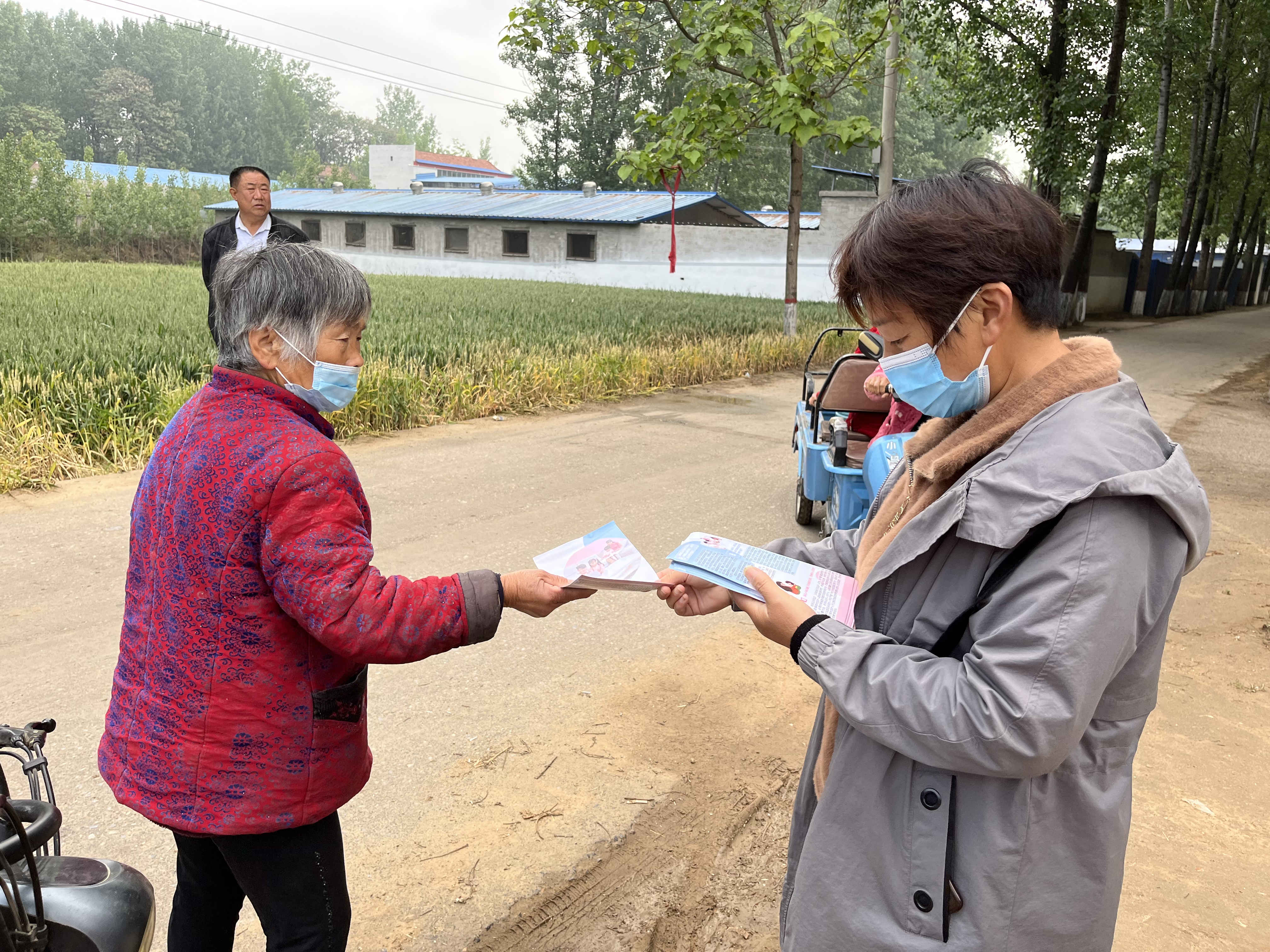 尉氏县蔡庄镇妇联开展家庭教育促进法宣传活动