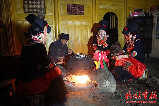 四川省美姑县洪溪片区依果觉乡四季吉村彝族传统民居火塘.