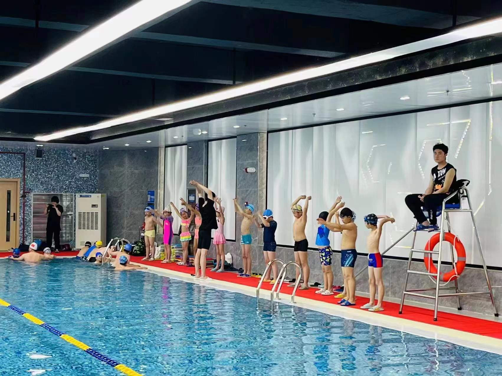 中小学游泳课开课江西九江首个中小学室内恒温游泳馆投入使用