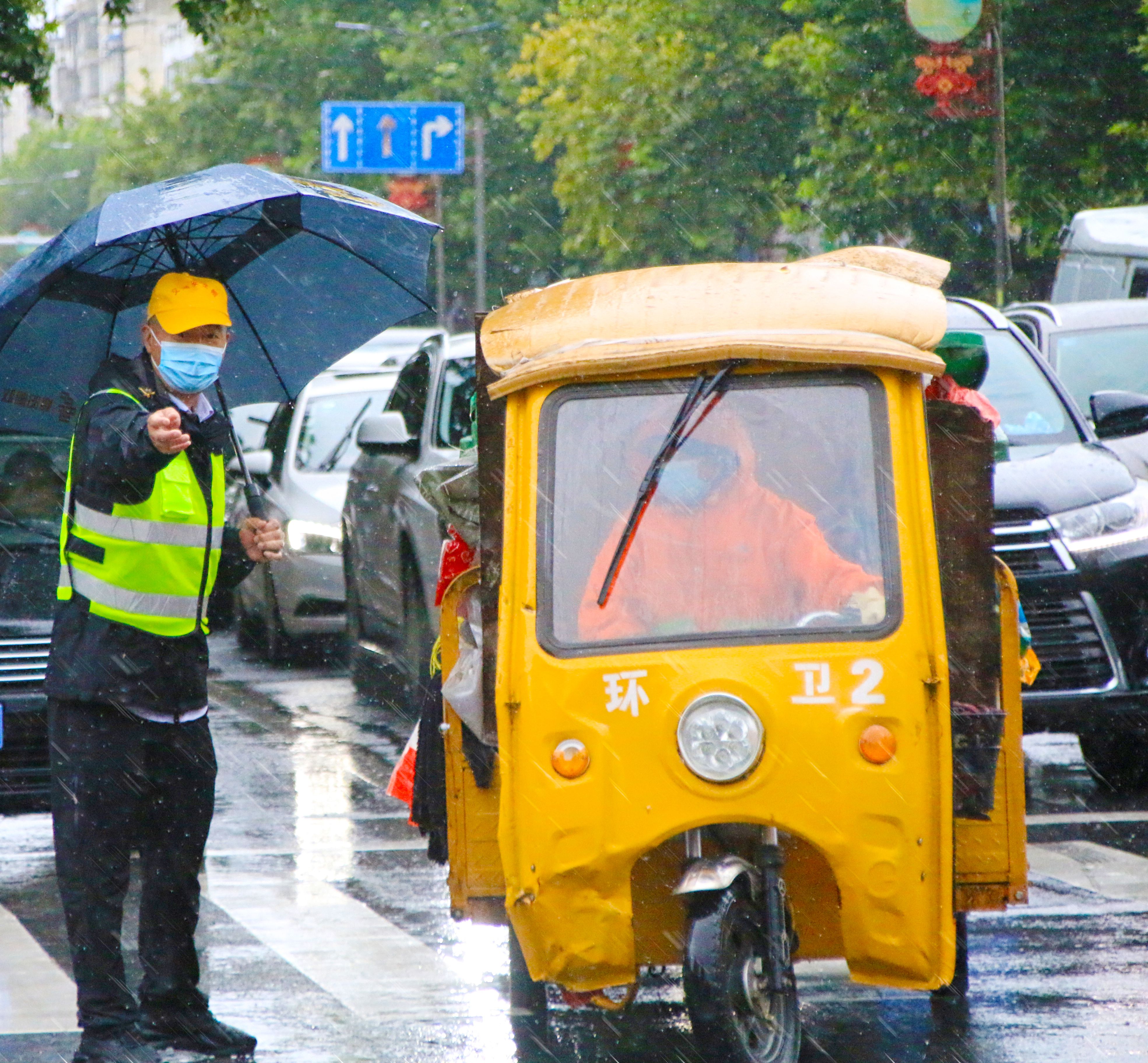 风雨中辛勤工作的劳动者!
