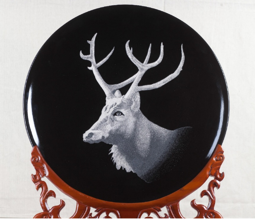 2016年4月,陈银付代表江苏参加伦敦书展,他创作的《麋鹿王》瓷刻作品